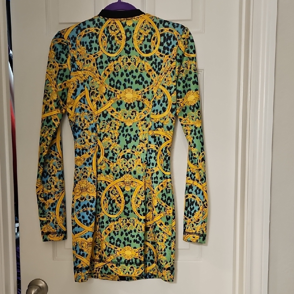 Elegant Long Sleeve Dress with Blue and Yellow Patterns - Picture 3 of 6